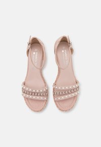 Sandalias de ante rosa claro con dos correas horizontales que presentan acentos de perlas y un detalle de cadena plateada. Con un diseño de espalda abierta y un tacón bajo.