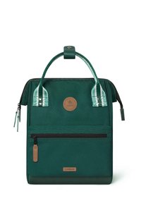 Grüner Stoff-Rucksack mit Reißverschluss, doppelten oberen Griffen und einer vorderen Reißverschlusstasche. Mit Lederakzenten und einem runden Logo.