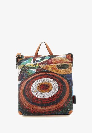 Zaino quadrato con manico in pelle e motivo a mosaico multicolore con chitarra e disegno circolare sulla parte anteriore.