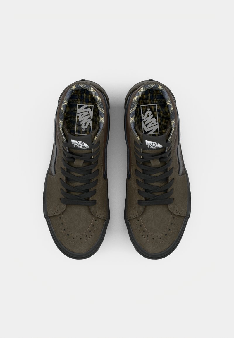 Brązowe zamszowe sneakersy typu high-top z czarnymi sznurówkami, perforowanym noskiem i podszewką z materiału w kratę z logo Vans na języku.