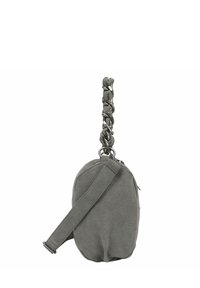 Bolso de hombro de ante gris con un asa de cadena trenzada y una correa ajustable. Forma redondeada y cierre con cremallera. Textura suave.