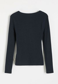 Długi rękaw bluzki w ciemnym granacie, wykonanej z miękkiego materiału. Posiada okrągły dekolt i dopasowany krój. Zawiera małą metkę z boku.