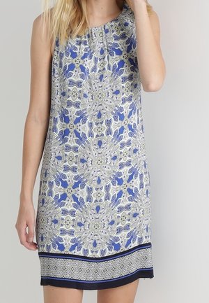 Sukienka bez rękawów z niebieskimi, białymi i beżowymi skomplikowanymi kwiatowymi i geometrycznymi wzorami, z ozdobną lamówką na dole.