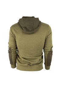 Sudadera con capucha de color verde oliva con un acabado texturizado, que presenta parches en los codos de un verde oscuro en contraste y un corte holgado.