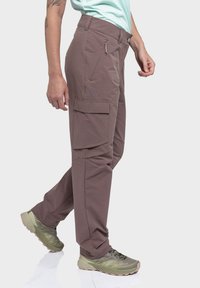 Cargo-Hosen in staubrosa Farbe, gefertigt aus leichtem Stoff mit Knopfverschluss, seitlichen Reißverschlusstaschen und seitlichen Taschen im Cargo-Stil.