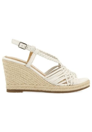 Białe sandały na koturnie z plecionym paskiem na kostkę i plecioną platformą z espadryli.