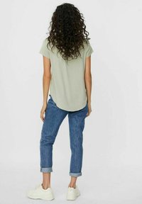 Vero Moda VMBECCA PLAIN - Blusa - desert sage