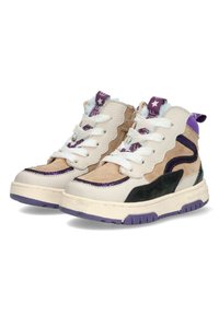 Hoge sneakers met gemengde materialen, beige suede, witte leer en paarse accenten. Veters en gestructureerde oppervlakken maken het ontwerp compleet.