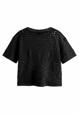 Czarny krótki top na szydełku z misternymi kwiatowymi i geometrycznymi wzorami, okrągłym dekoltem oraz falistymi krawędziami na rękawach i dole.