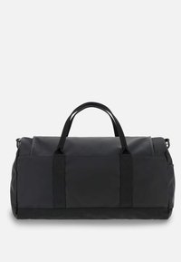 Borsa a duffel nera realizzata in tessuto liscio, con due manici superiori e una tracolla regolabile. Include un scomparto principale con zip e una tasca frontale.