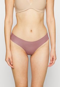 Licht mauve naadloze ondergoed met een low-rise ontwerp en een gladde textuur, voorzien van een minimalistische stijl en een elastische tailleband.