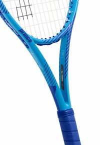 Blauwe Prince tennisracket met snaarnet, textuur grip en diagonale donkerblauwe strepen op het frame.