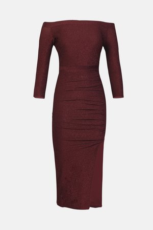 Abito bordeaux off-shoulder in tessuto glitterato, con maniche a tre quarti, arricciature laterali e spacco alto fino alla coscia.