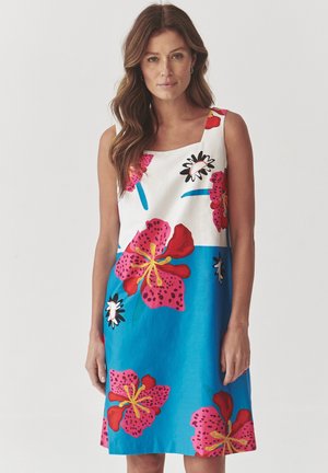 Ärmelloses Kleid mit einem blauen Hintergrund, auf dem große rosa und rote Blumenmuster zu sehen sind, ergänzt durch schwarze und weiße Details aus einem glatten Stoff.
