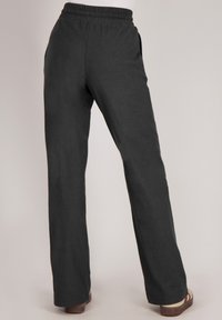 Donkergrijze broek met een relaxte pasvorm, een elastische tailleband en zijzakken, gemaakt van een zachte, lichte stof.