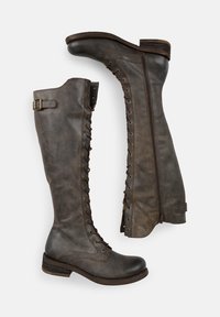 Botas de cuero marrón hasta la rodilla con cordones en la parte delantera, cremallera lateral, detalle de hebilla y tacón de madera. Acabado texturizado con apariencia desgastada.