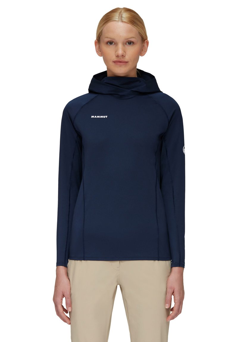 Marineblauwe hoodie met lange mouwen, hoge kraag en verstelbare capuchon. Voorzien van het "Mammut" logo op de borst, een gladde textuur en een atletische pasvorm.