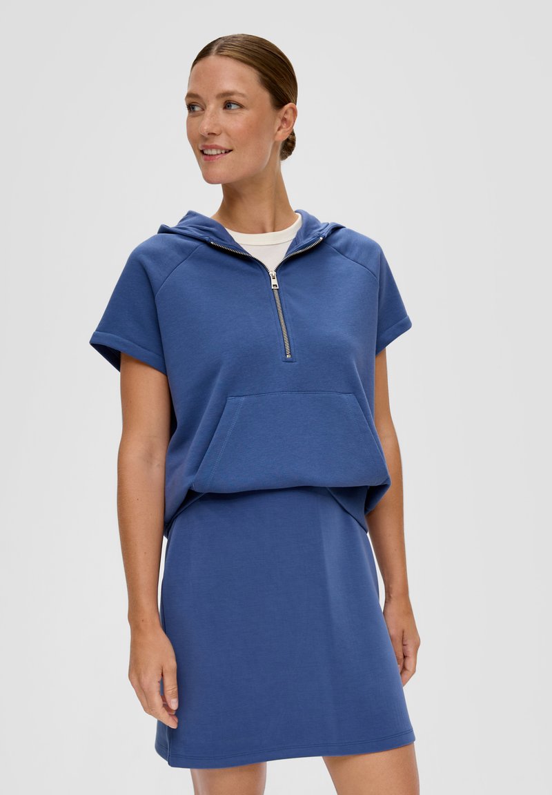 Blauwe katoenen blend jurk met een capuchon, korte mouwen en een voorzak. Het ontwerp is ontspannen, met een gladde textuur en een casual pasvorm.