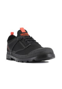 Scarpe sportive nere con design in rete, suola in gomma e dettagli rossi sul tallone e sulla linguetta. I lacci garantiscono una vestibilità sicura.