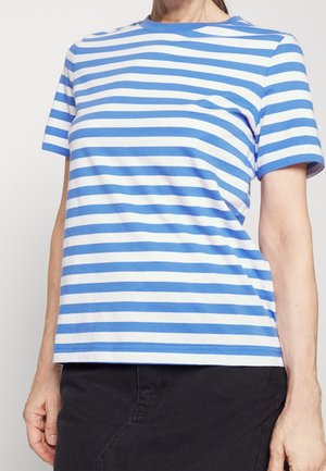Blå og hvid stribet T-shirt med korte ærmer lavet af blødt stof, med rund halsudskæring og en afslappet pasform. Enkel design med en brystlomme.
