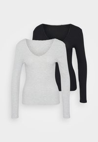 Deux hauts à manches longues en V : l'un en gris clair, en tissu doux avec une texture lisse, et l'autre en noir avec des détails côtelés.