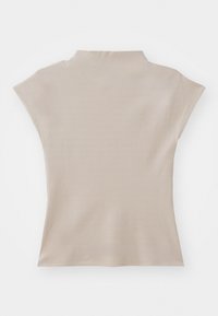 Beige top met korte mouwen en een opstaande kraag, gladde textuur en aansluitende silhouette. Strakke lijnen zonder zichtbare versieringen.