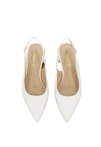 Tacchi slingback bianchi con punta appuntita, realizzati in materiale sintetico liscio, e una sottile soletta color cuoio. Presentano un dettaglio con logo dorato sulla soletta.