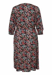 Blumenmusterkleid mit schwarzem Hintergrund, geschmückt mit roten, rosa und blauen Blumen. Dreiviertelärmel und ein Taillenzugdetail. Weiche Stofftextur.