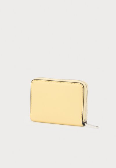 Portefeuille en cuir jaune à texture lisse, forme rectangulaire, avec une fermeture éclair argentée. Présente un design minimaliste et des bords nets.