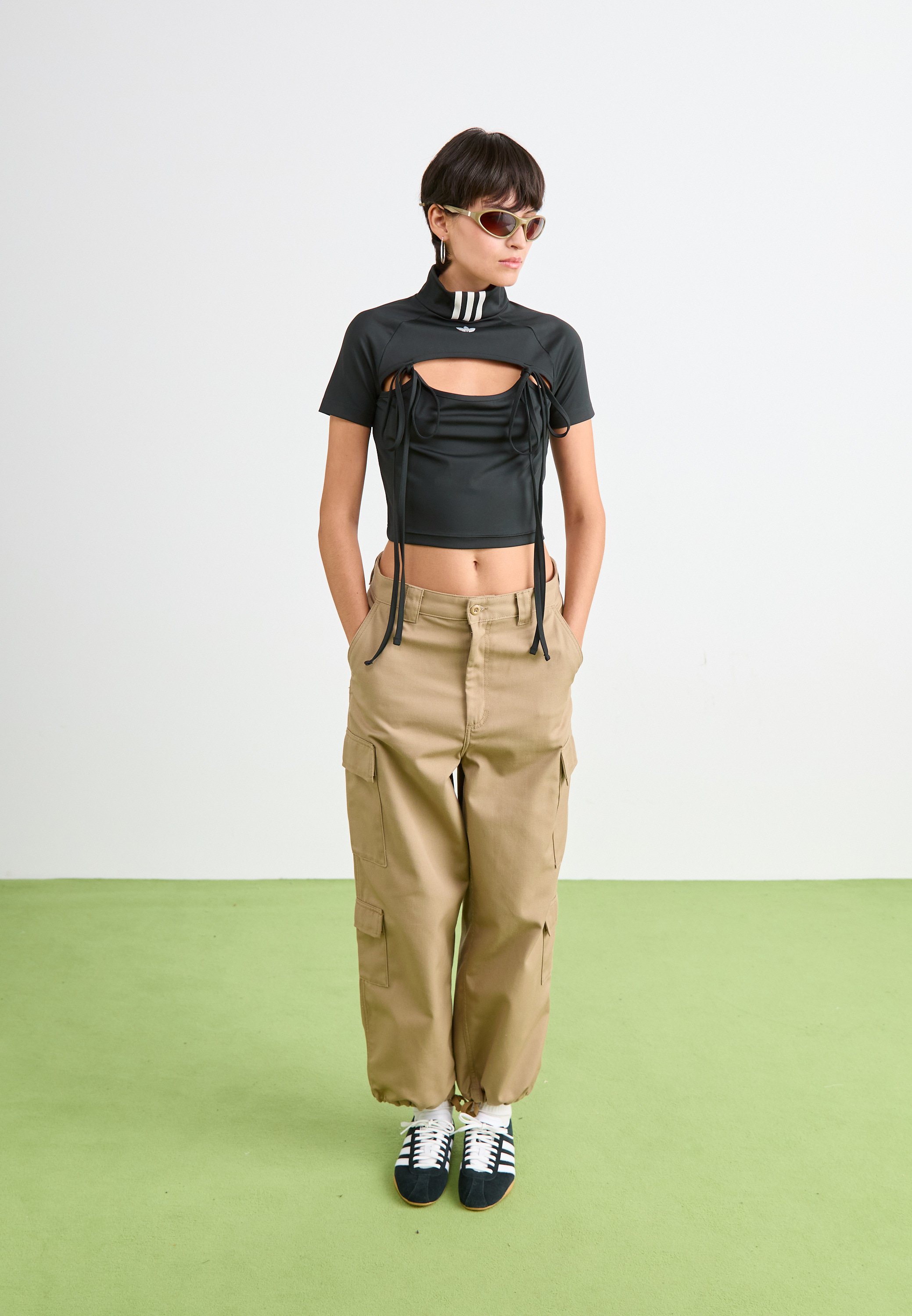 adidas Originals RIBBONS CUT OUT - T-shirt estampada - black/preto