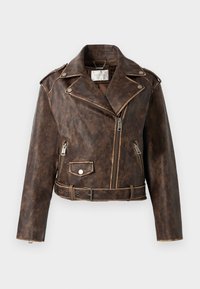 Brun falsk skinn bikerjakke med glidelås foran, belted liv og sølvfarget hardware. Har skulderepaulettes og to lommer.