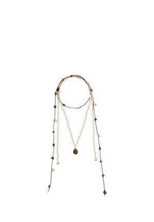 Colier lung cu straturi, cu șnururi maro, mărgele mici și un pandantiv în formă de picătură în centru pe fundal alb.