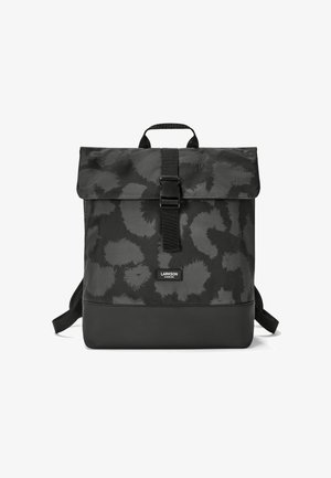 Rucsac negru cu un model abstract texturat în gri închis, formă rectangulară, curele ajustabile și închidere cu clemă în față.