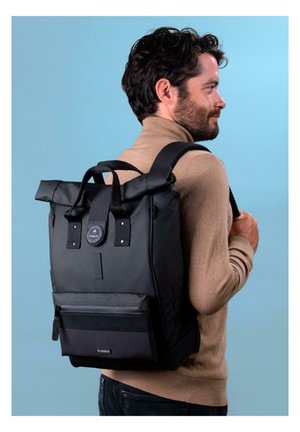 Schwarzer Rucksack mit Roll-Top-Design, strukturierten Trägern, vorderer Reißverschlusstasche und kreisförmigem Logoakzent. Glattes Material und markante Struktur.