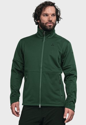 Dunkelgrüne Softshell-Jacke mit hohem Kragen, frontalem Reißverschluss, zwei seitlichen Reißverschlüssen und dezentem Branding auf der Brust und dem Ärmel. Glatte Textur.