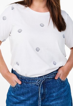 Wit katoenen T-shirt met blauwe schelpborduursel, ronde hals, korte mouwen, gecombineerd met high-waisted blauwe spijkerbroek met strikceintuur.