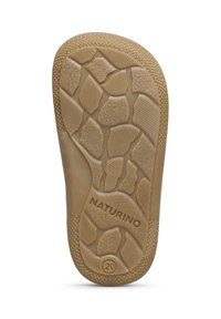 Suola di scarpa in gomma marrone con un motivo testurizzato per una presa ottimale, caratterizzata da forme e dimensioni variabili, impressa con "NATURINO" e il numero "20".