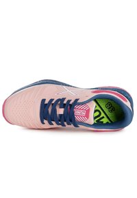 Scarpa sportiva rosa chiaro con tomaia testurizzata, lacci navy e una soletta colorata. Presenta un logo e una suola pattinata e ammortizzata.