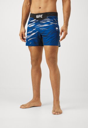 Pantaloni scurți UFC de culoare albastră cu o talie neagră. Prezintă un model dinamic de valuri albastre și albe. Fabricat din material ușor, ce se usucă rapid.