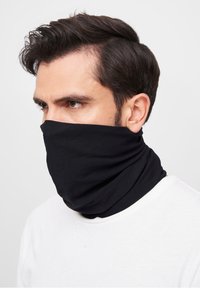 Zwarte stof nekgaffer met een zachte textuur, voorzien van een tubulaire ontwerp dat het onderlichaam en de nek bedekt, gedragen over een wit shirt.
