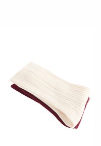 Ribbede strikkede halstørklæde i creme og bordeaux. Har en blød tekstur med et foldet design for varme. Basislaget er bordeaux, toppen er creme.