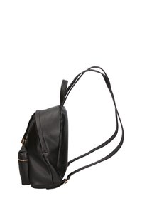 Schwarzer Leder-Rucksack mit texturierter Oberfläche, rechteckiger Form, verstellbaren Trägern und einer vorderen Reißverschlusstasche. Akzente in Gold.
