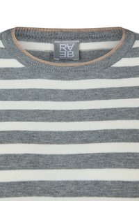 Grau-weiß gestreifter Pullover mit Rundhalsausschnitt. Weicher Strickstoff, mit einem hellbraunen Akzent am Kragen und einem Etikett am Nacken.