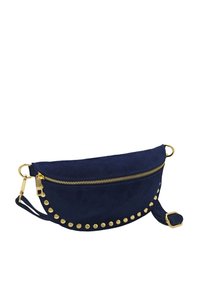 Sac bandoulière en suede bleu marine avec une forme courbée, fermeture éclair dorée et clous décoratifs dorés le long du bord inférieur ; sangle ajustable incluse.