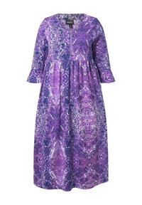 Robe violette avec un col arrondi, des manches cloche trois-quarts et une jupe évasée ornée d'un motif abstrait dans des nuances variées de violet.