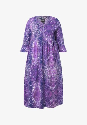Abito viola con scollatura rotonda, maniche a campana a tre quarti e una gonna svasata caratterizzata da un motivo astratto in diverse sfumature di viola.