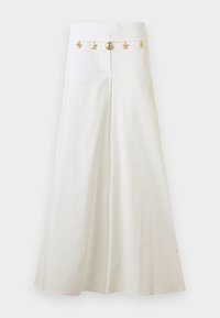 Λευκά παντελόνια με φαρδύ πόδι και ψηλή μέση με χρυσά, θαλασσινής θεματολογίας, διακοσμητικά κρεμασμένα στη μέση, όπως αστερίες και κοχύλια.