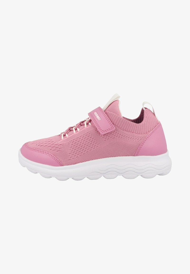 Chaussure de sport rose avec une tige en mesh, un col rembourré, une semelle blanche et une sangle réglable sur le coup de pied pour un maintien sécurisé.