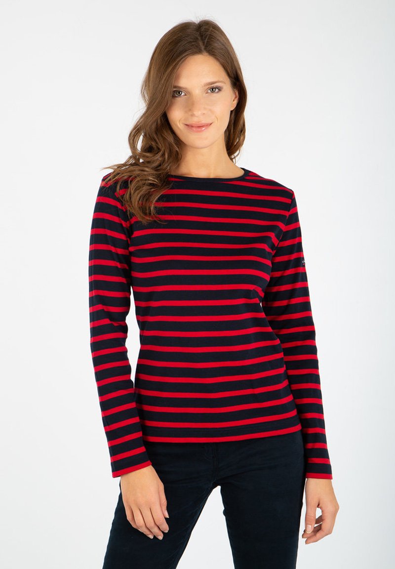 Langsleeve top in marineblauw met rode horizontale strepen. Heeft een ronde halslijn en een getailleerd silhouet, gemaakt van zachte, rekbare stof.