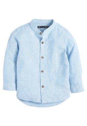 Chemise bleu clair à manches longues pour tout-petit avec col mandarin et boutons marron à l'avant.